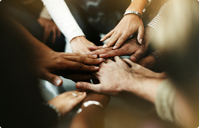 closeup-diverse-people-joining-their-hands 1 plusieurs mains les unes sur les autres