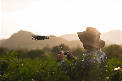 drone-spliterz un homme fait voler un drone dans un champs