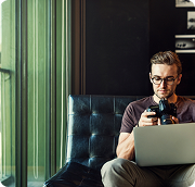 man-busy-photographer-editing-home-office-concept 2 un homme utilisent son appareille photos