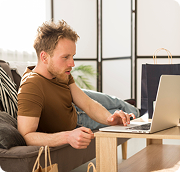 surprised-man-looking-laptop 1 un homme regarde spliterz sur laptop
